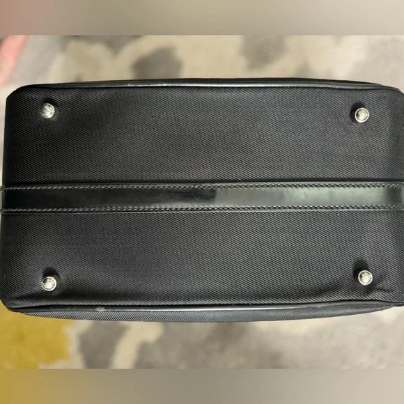 Vintage Gucci travel/makeup case with COA - Picture 11 of 11